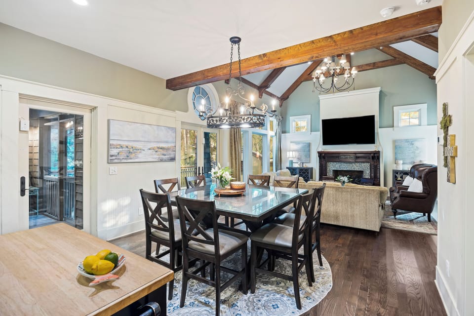 Seating for 8 at the dining table