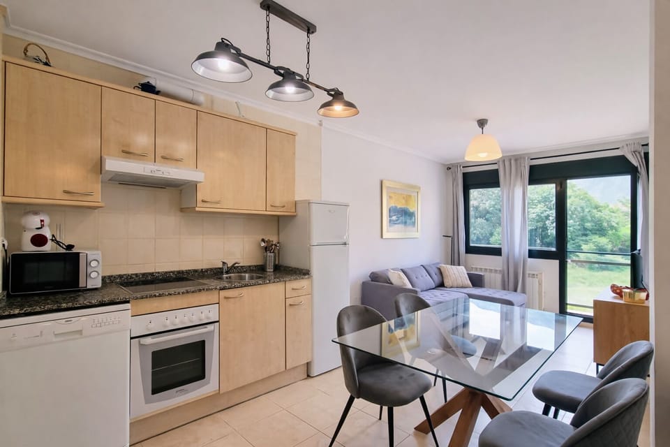 Communal lounge/ TV room,Balcony/Terrace,Kitchen or kitchenette,Living room