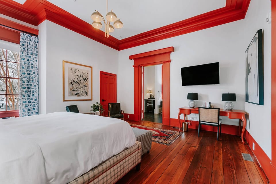 The Ares Suite- sleeps 4 with king sized bed and 2 twin beds