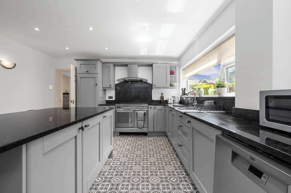 Cook up a feast with the range cooker and plenty of worktop space in your fully fitted kitchen
