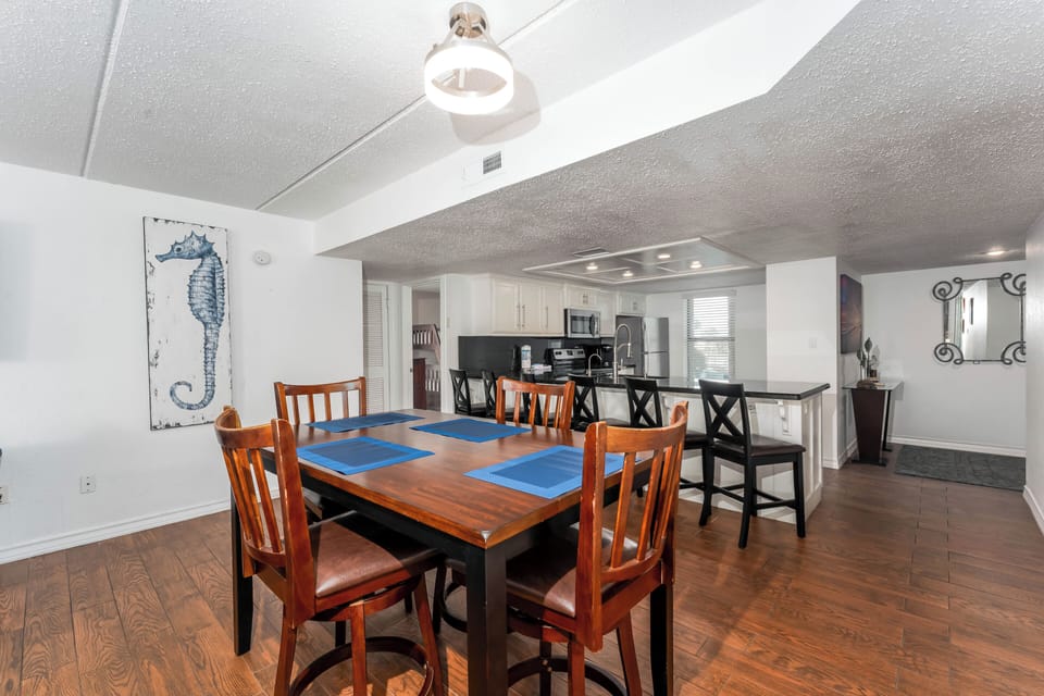 Perfectly situated between the kitchen and living room, this dining space and high table has the room you need for pizza boxes, playing cards, and bottomless conversation!