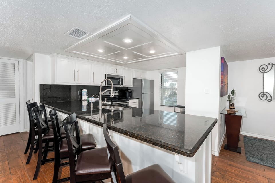 This fully equipped kitchen has a breakfast bar that seats 6!