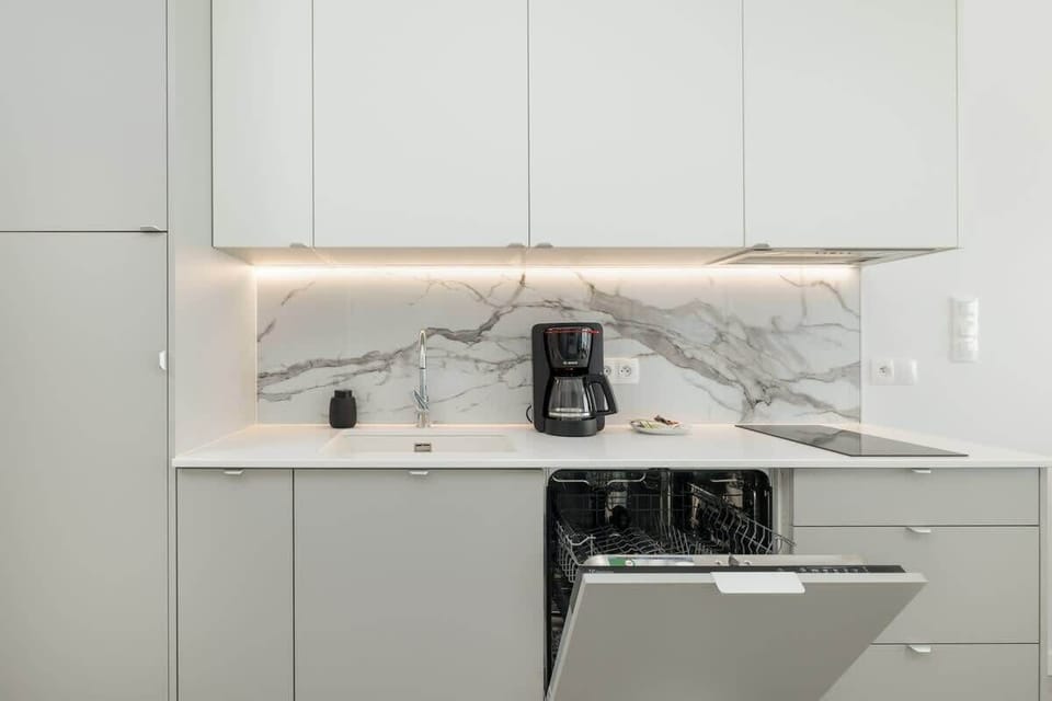 Kitchenette with plenty of kitchen utensils and dishes. 