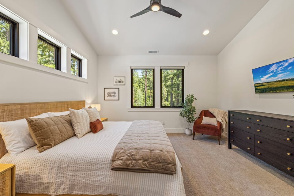 Upper Floor – Bedroom 3: King Size Bed + En-Suite Bathroom (Junior Suite)
