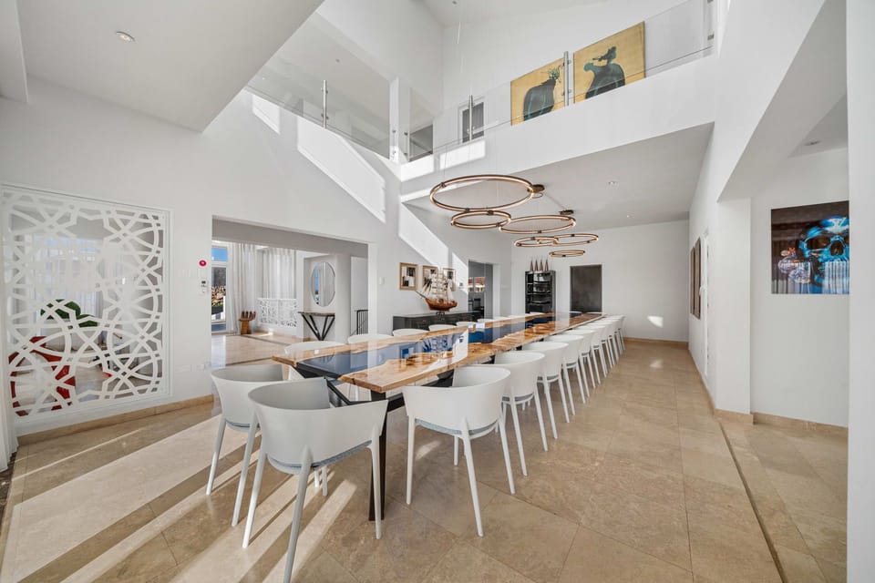 Dining table for any occasion