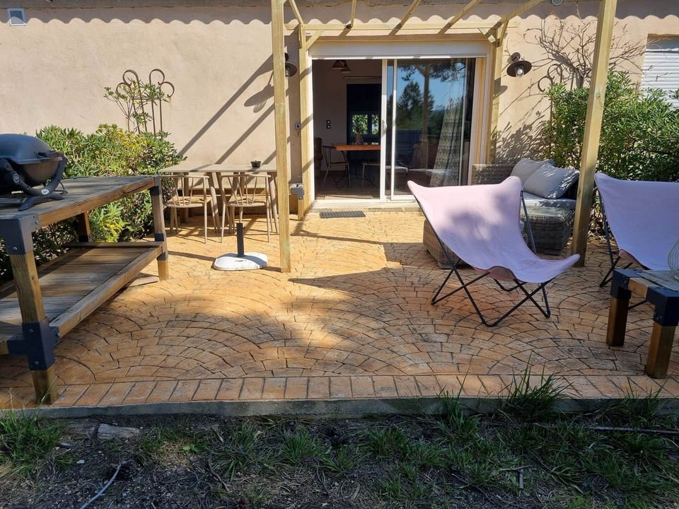 terrasse privée avec salon jardin et transats