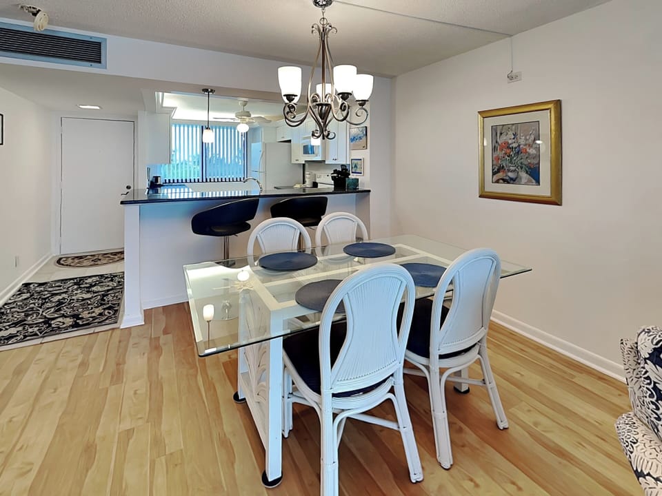 Dining Area - Breakfast Bar