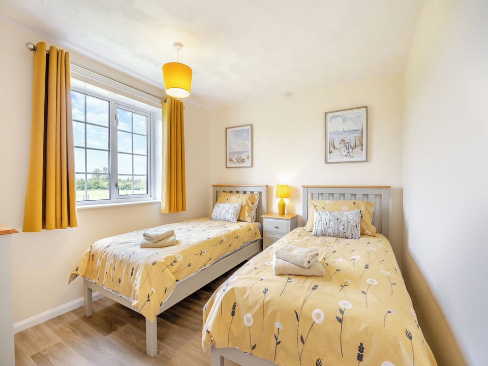 Twin bedroom | Oak - The Hollies Country Cottages, Burgh Le Marsh