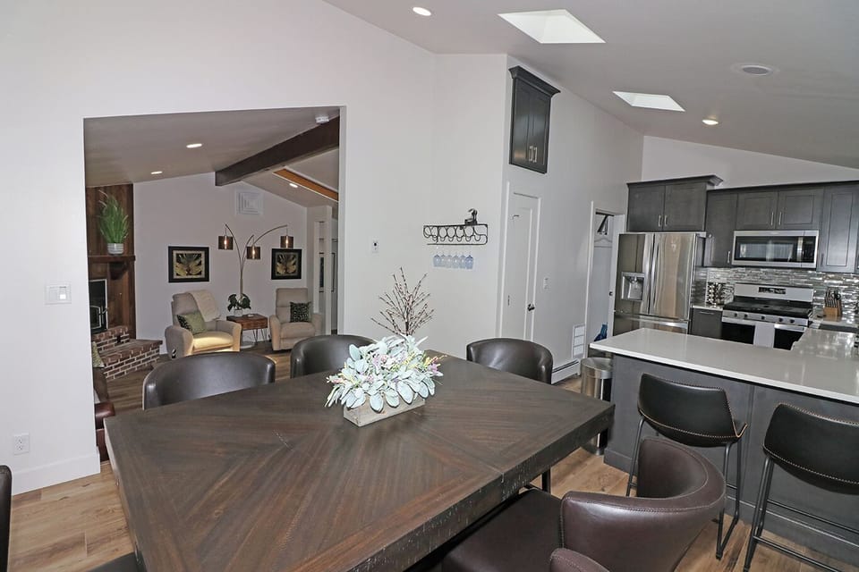 Spacious 6-person dining table