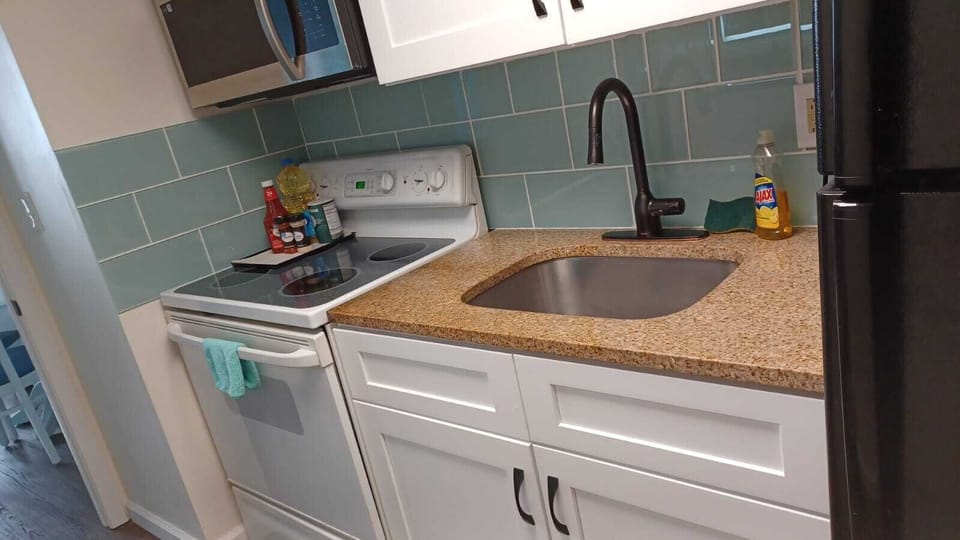 Beautiful renovated Full Kitchen - Italian Designer Tiles