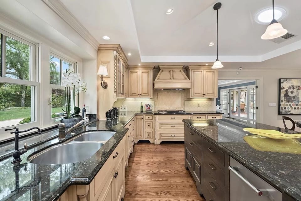 Chef style kitchen; explore your culinary imaginations 