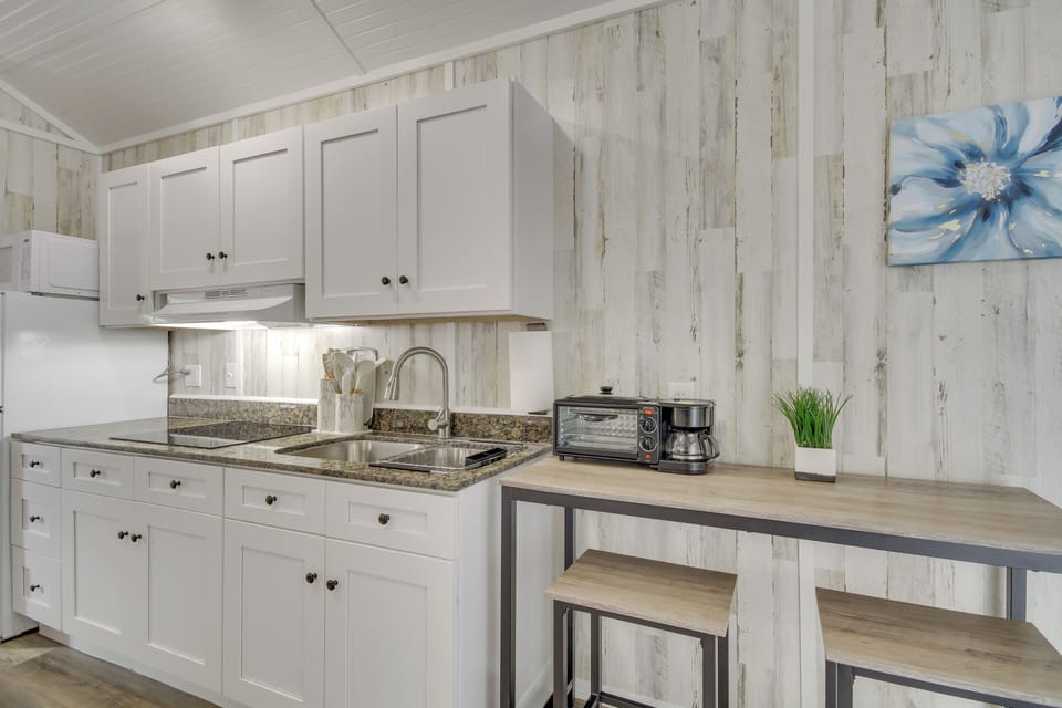 Dining Area | Dishware & Flatware Provided