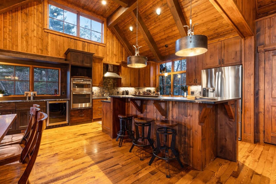 Lodge House: Full kitchen and bar