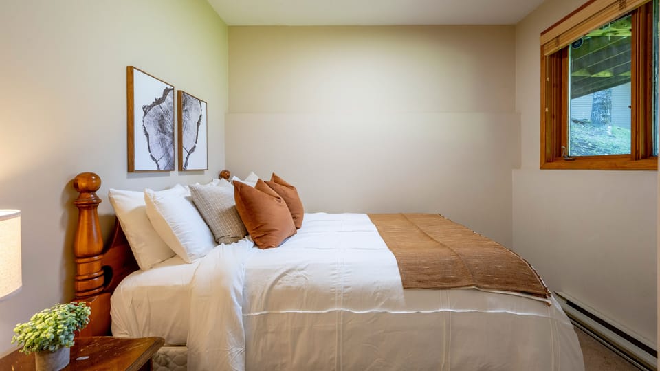 Lower Level - 3rd Bedroom With Queen Bed