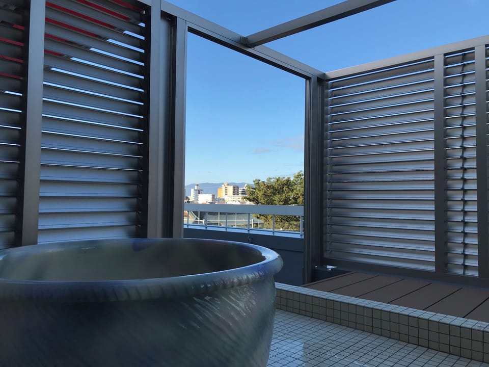 It's an open-air bath.
It is connected to the guest rooms.