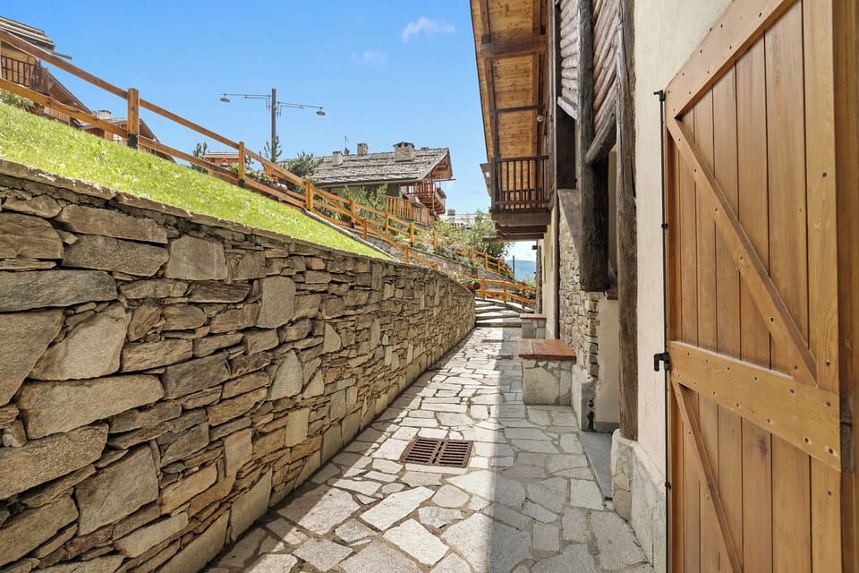 Common area (corridors, hall)
