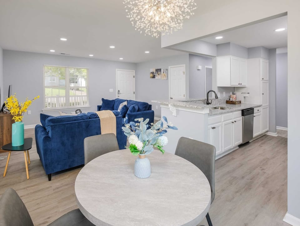 Guest Review - "Natalie’s place was comfortable and clean. The kitchen and baths were supplied nicely with basic conveniences- linens, towels, utensils etc."