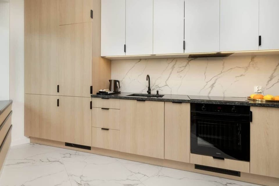 Kitchenette with plenty of kitchen utensils and dishes. 