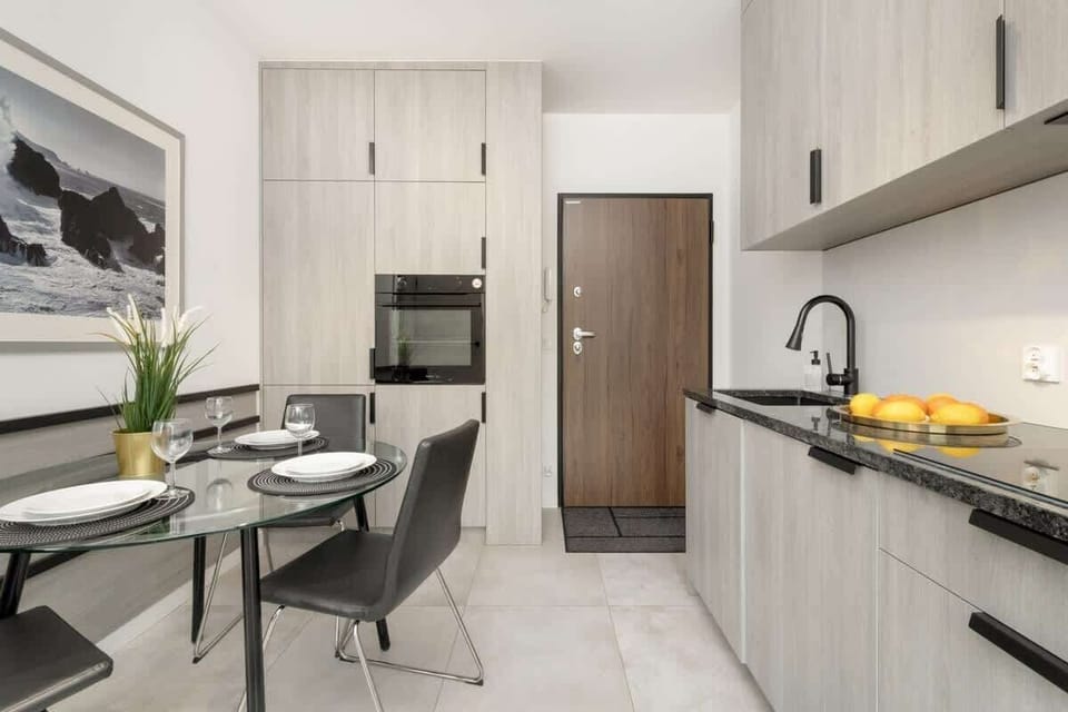 Modern, fully equipped kitchenette. 