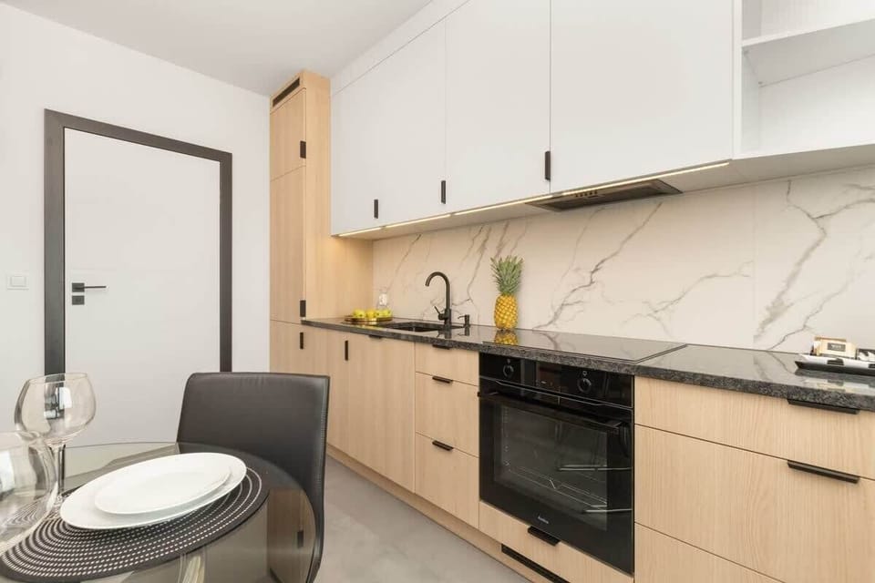 Fully equipped kitchenette. 