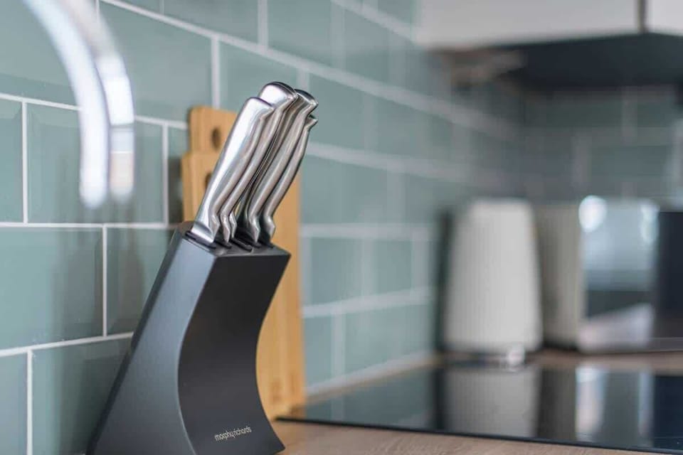 Minimalist and spotless — a clean kitchen area with sleek essentials and a convenient washing machine for a fuss-free stay.