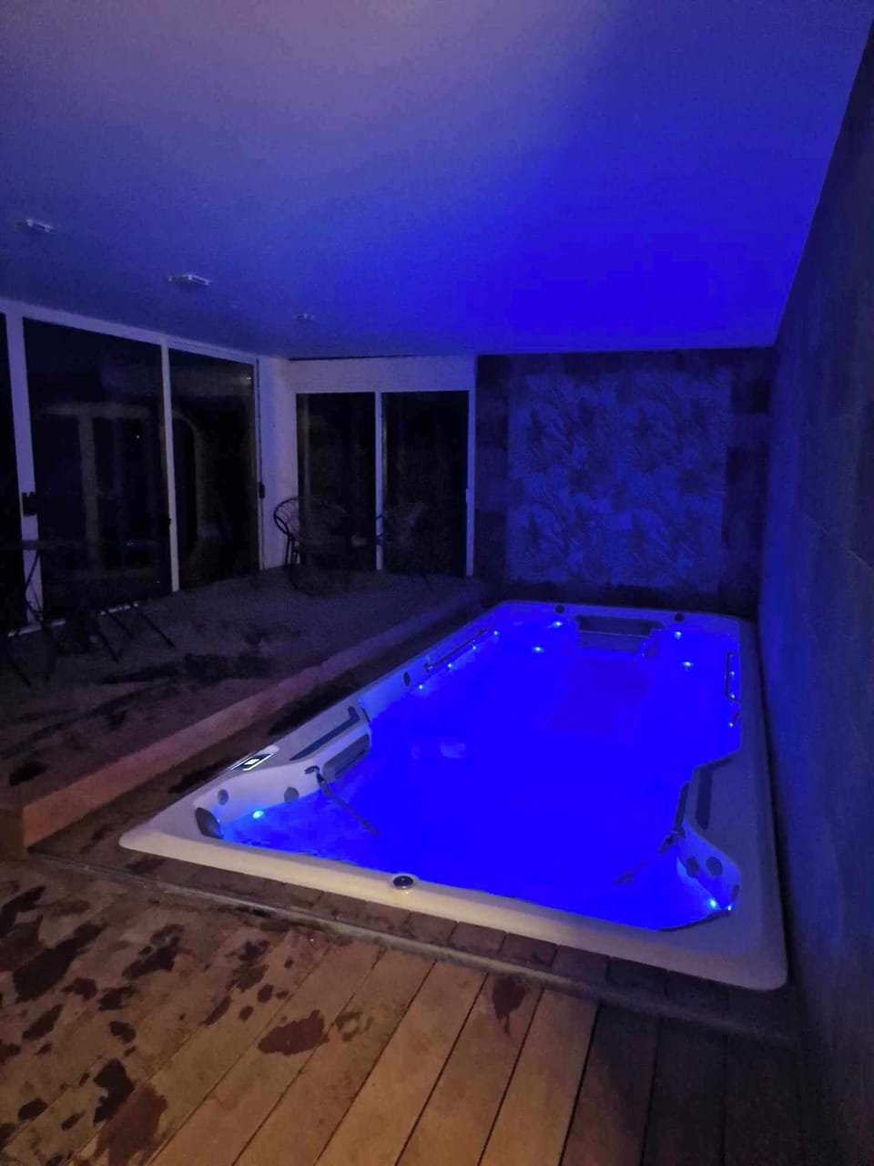 Indoor spa tub