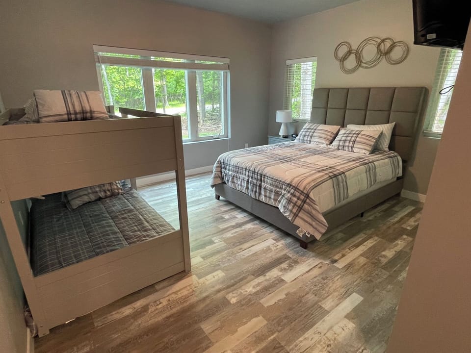 House 2 - bedroom 4 with queen bed and twin bunk beds