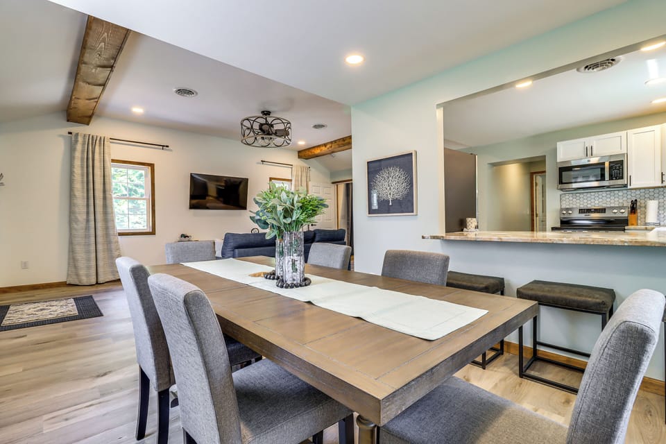 Dining Area | Dishware/Flatware | Breakfast Bar | Free WiFi