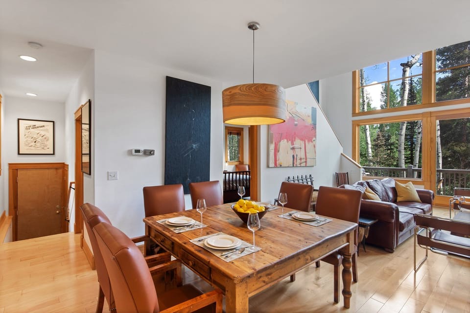 Dining room seating for 6-8 as well as breakfast bar seating for 4 provides ample seating for the whole family.