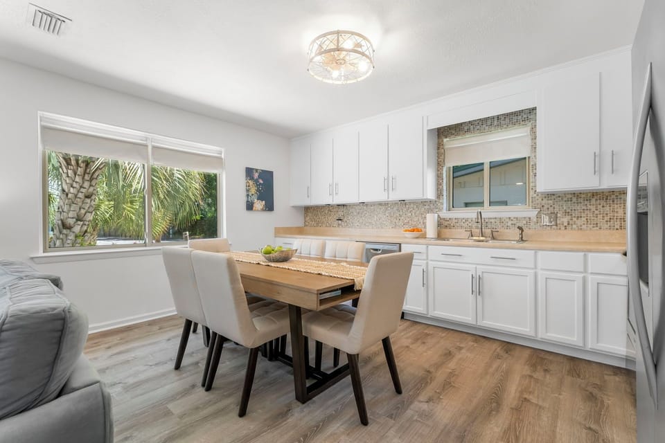 Dining table for 6 with full kitchen.
