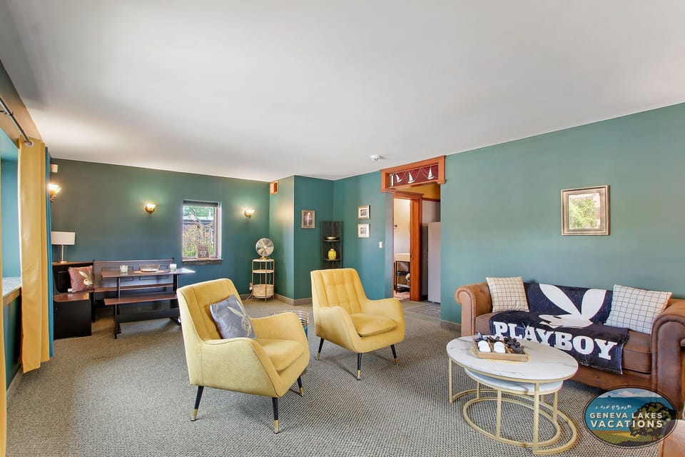 Spacious living area with breakfast/dining nook