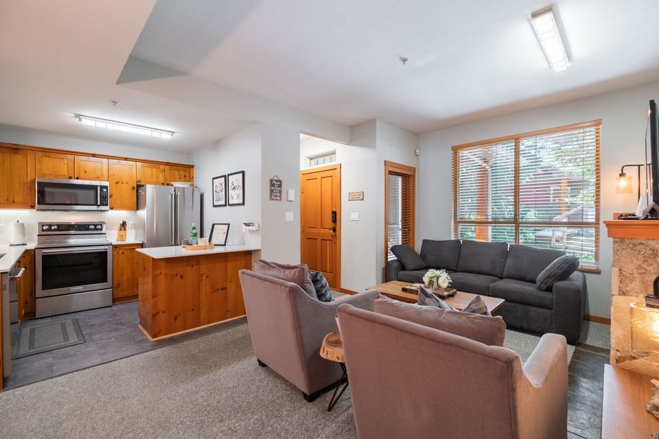 Living area: Queen pull-out