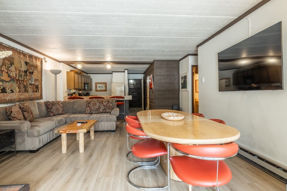 Living Room - Wood Burning Fireplace, Flatscreen TV, Dining Table ( 6 Top )