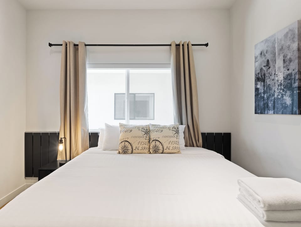 2nd Floor: 2nd Bedroom featuring a King Bed, a Smart TV, and an ensuite bathroom.