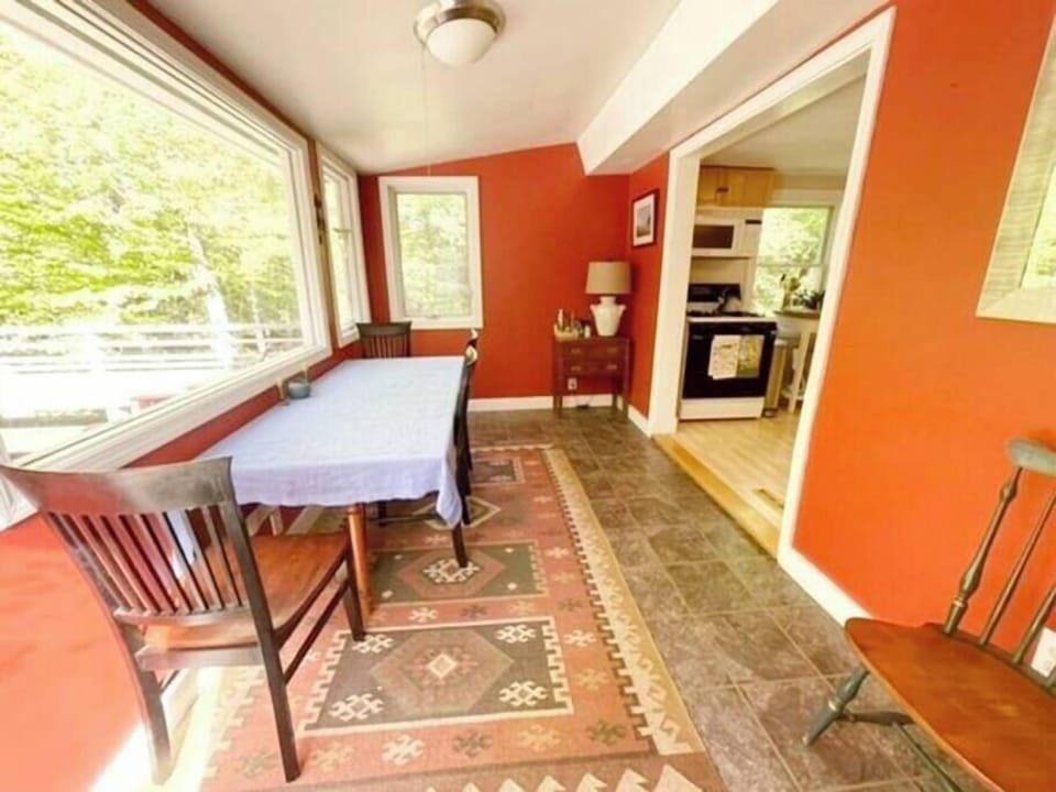 Serene & Cozy 3BR Home w/ Large Deck on River (423)
