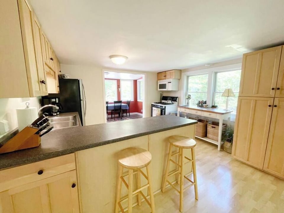 Serene & Cozy 3BR Home w/ Large Deck on River (421)