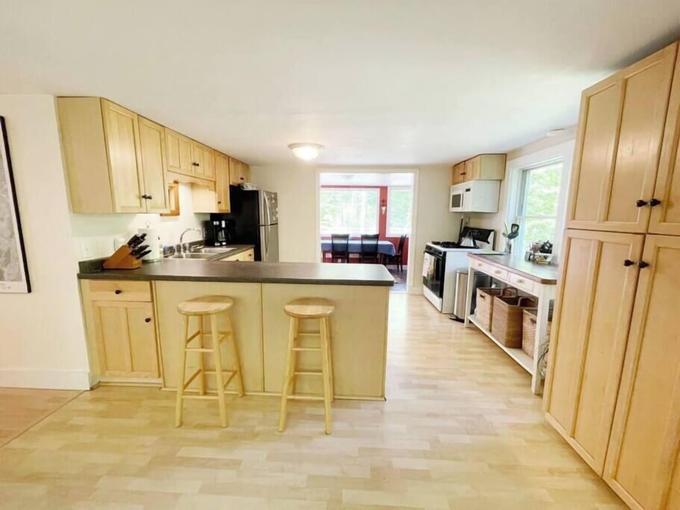 Serene & Cozy 3BR Home w/ Large Deck on River (420)