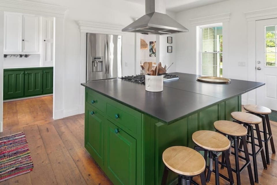 Stunning Farmhouse 5 minutes to Stowe with Views! (554)