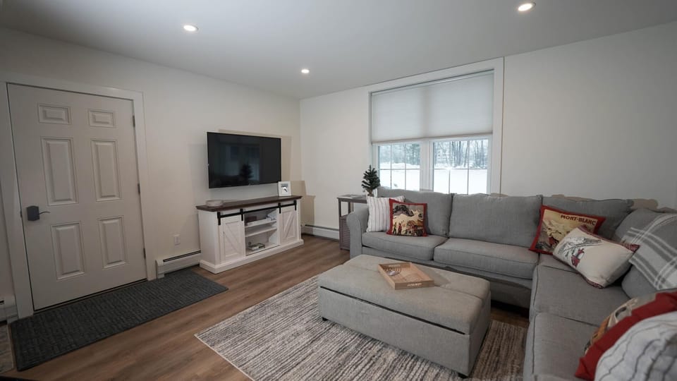 Cheerful Roomy Condo in Stowe close to mountain (2761)