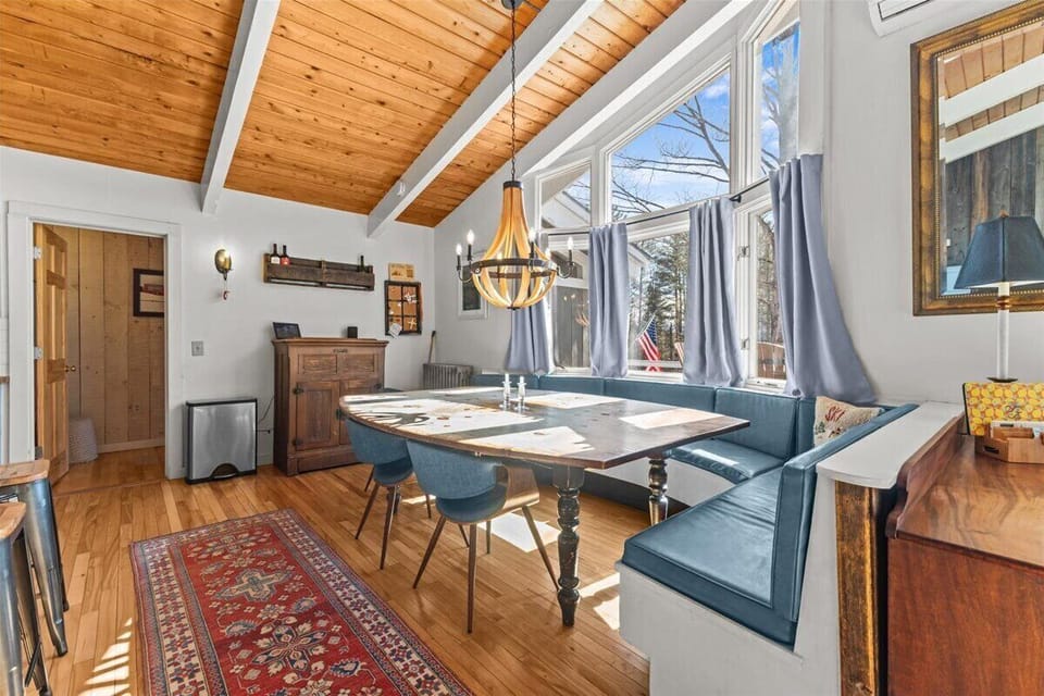 Gorgeous Stowe Chalet: Amazing Location, Mtn Views (5486)