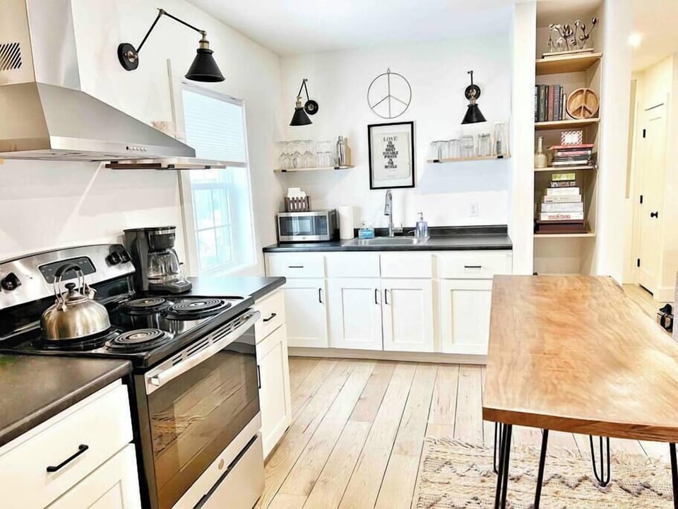 Bright Cozy One Bedroom, Amazing Stowe location (1068)