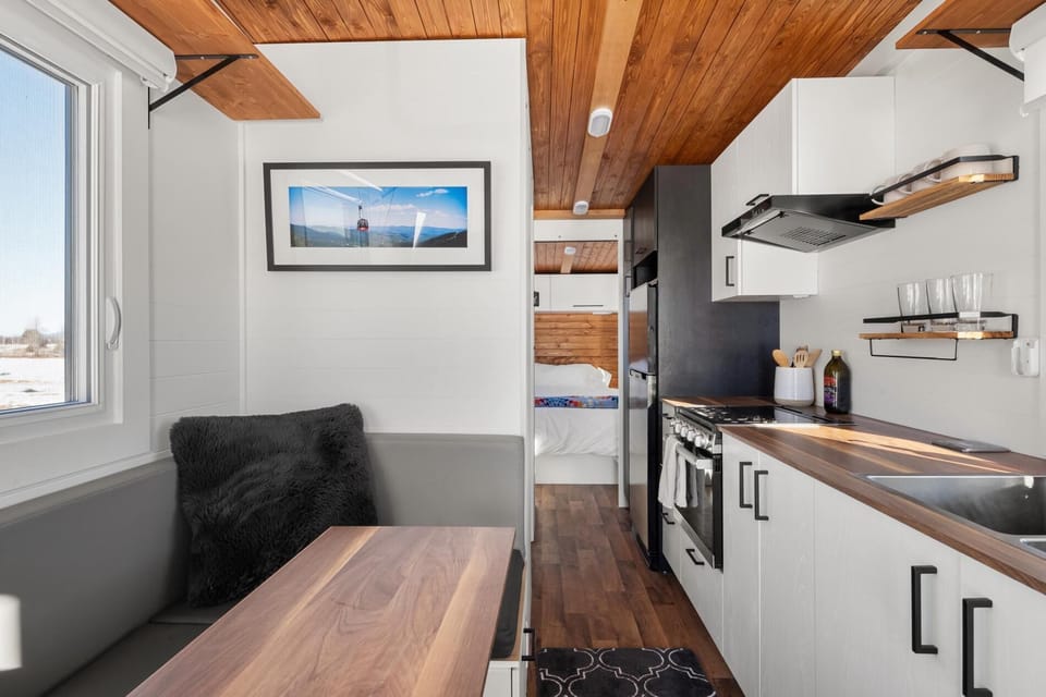 Modern & Upscale Tiny Home, Great Spot near Stowe (3240)