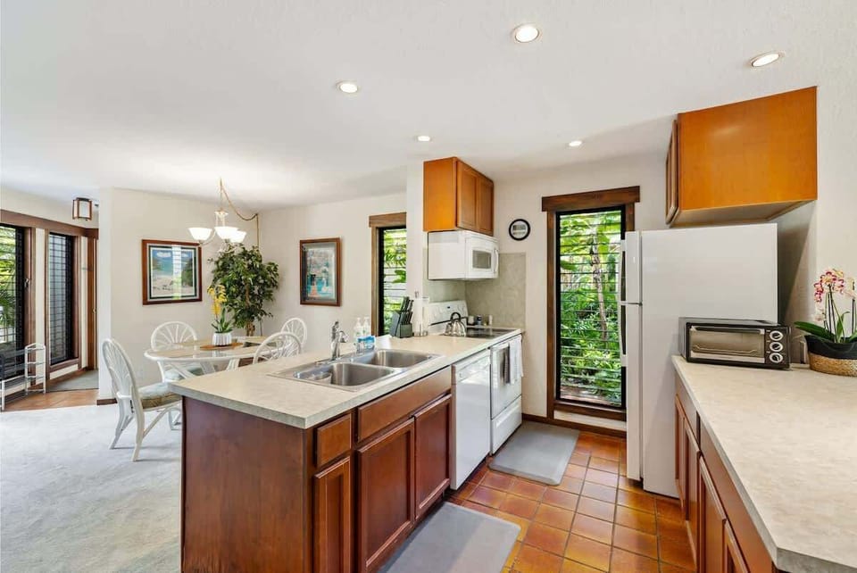 Kitchen & Dining
