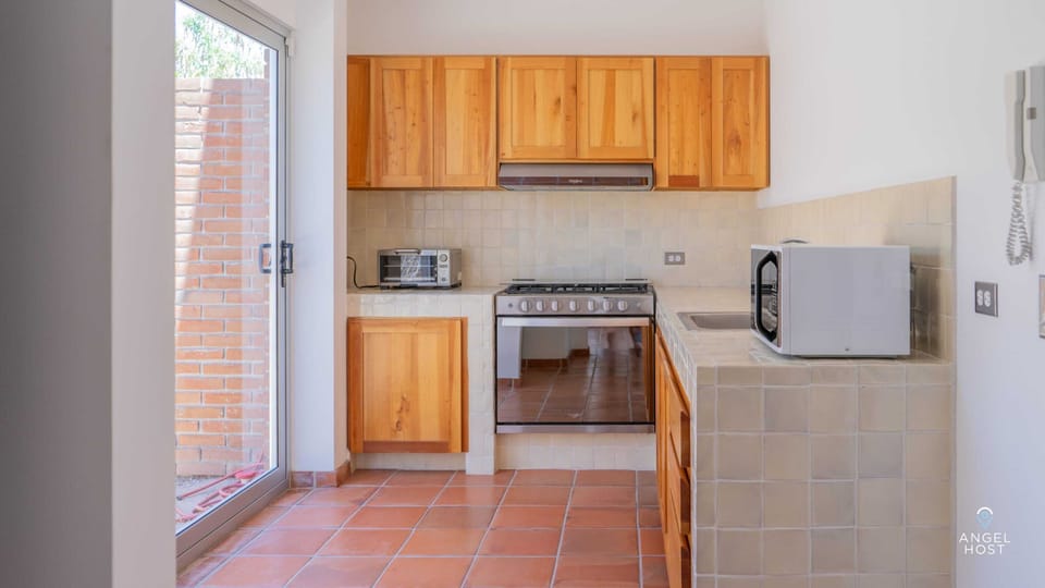 Kitchen equipped with everything you need to prepare a meal.