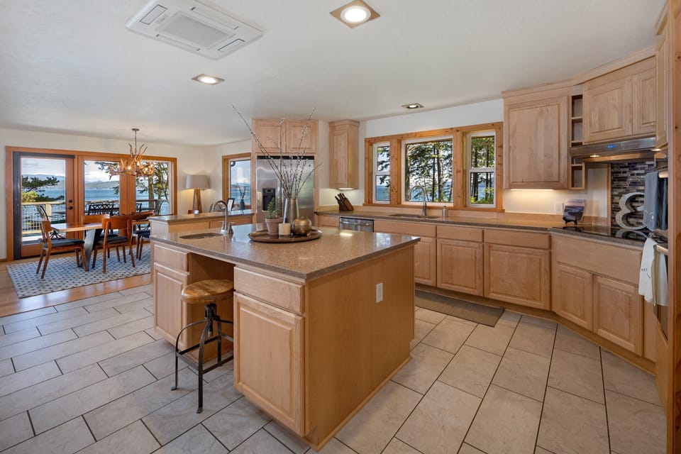 Center island in kitchen with sink and seating