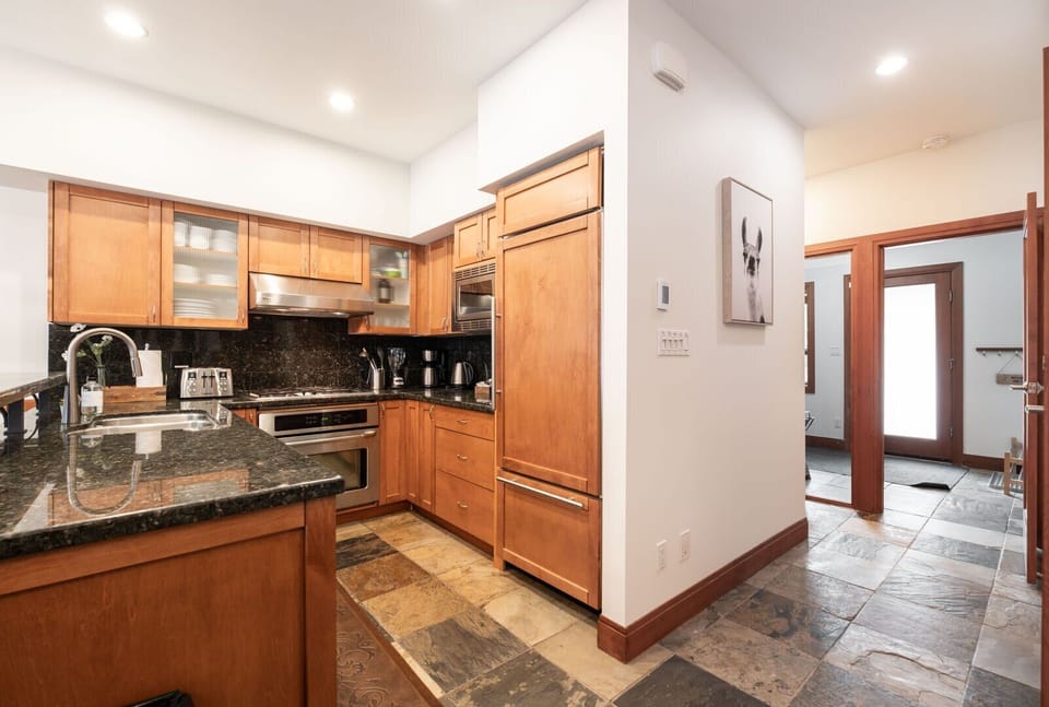 Full kitchen: High-end appliances