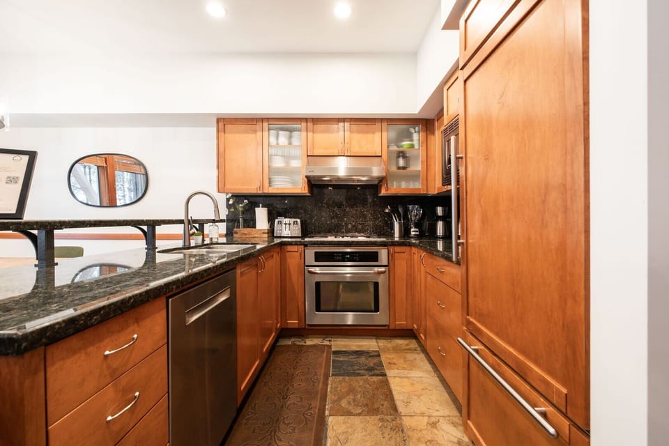 Full kitchen: High-end appliances