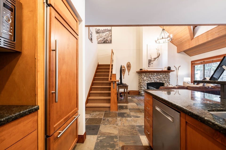 Full kitchen: High-end appliances