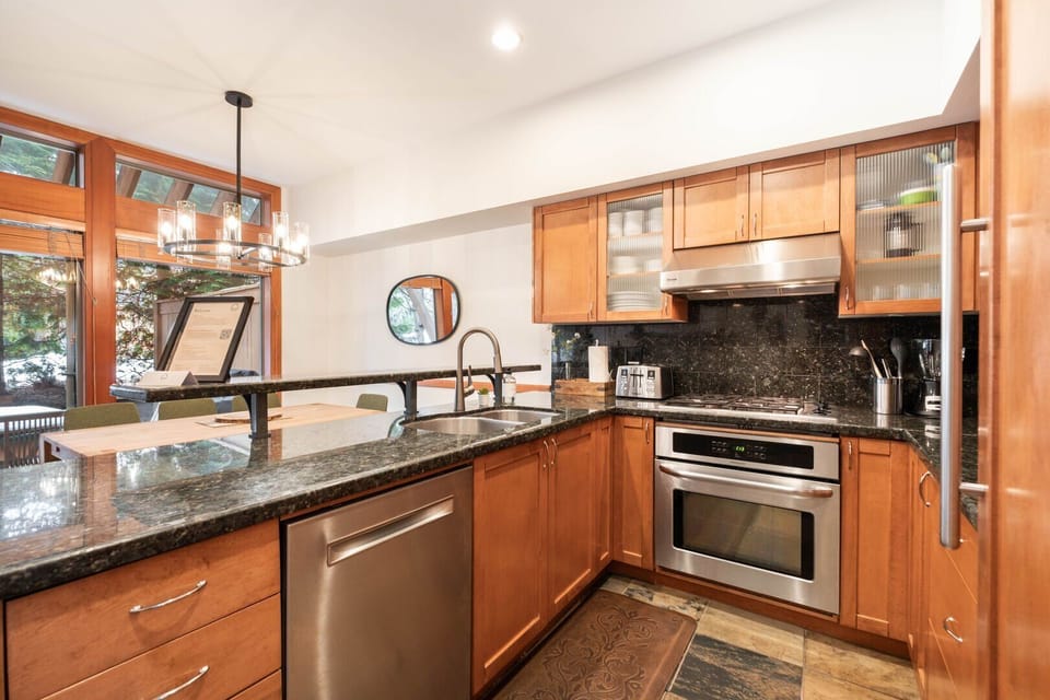 Full kitchen: High-end appliances
