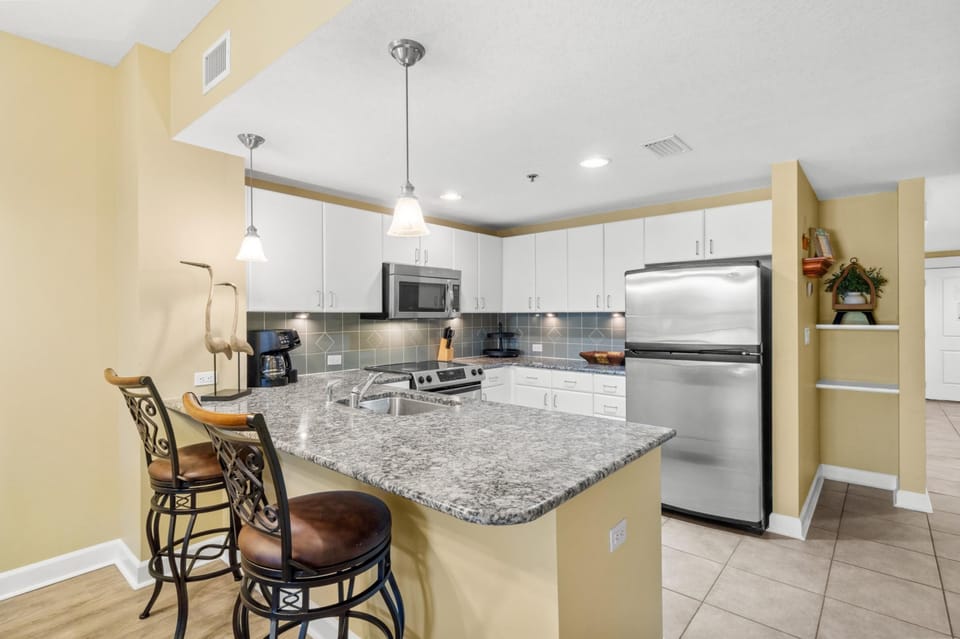 Kitchen with Breakfast Bar
